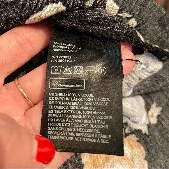 H&M Divided floral blouse in size 4 - Picture 7 of 7